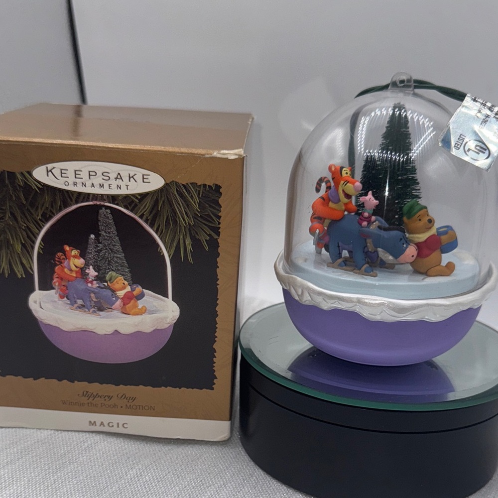 Hallmark ornament Winnie the Pooh Slippery Day plug in for motion ornament 1996